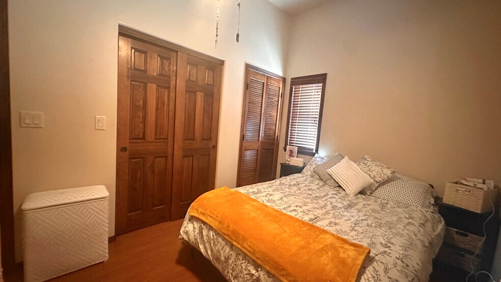 Building Photo - 2450 S White Mountain Rd