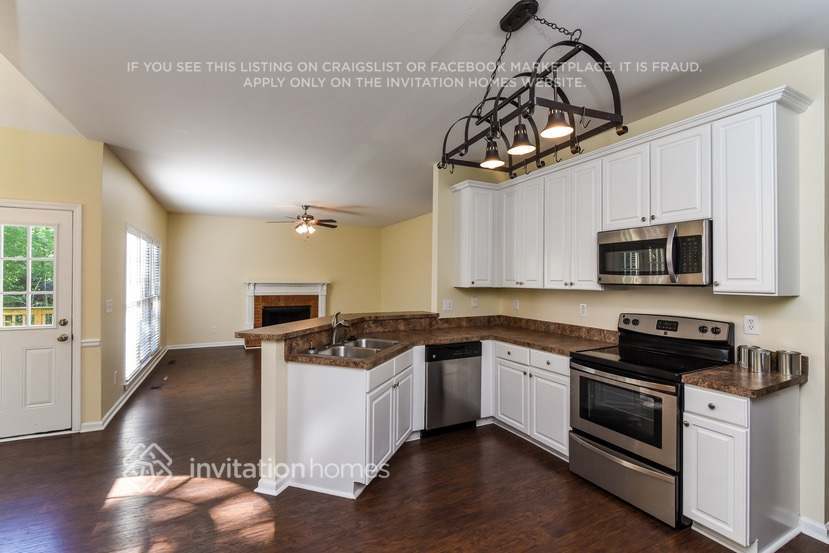 Building Photo - 430 Croftwood Close