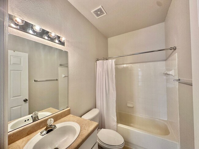 Building Photo - Stylish 2 bed, 2.5 Bath Condo in Magnolia ...