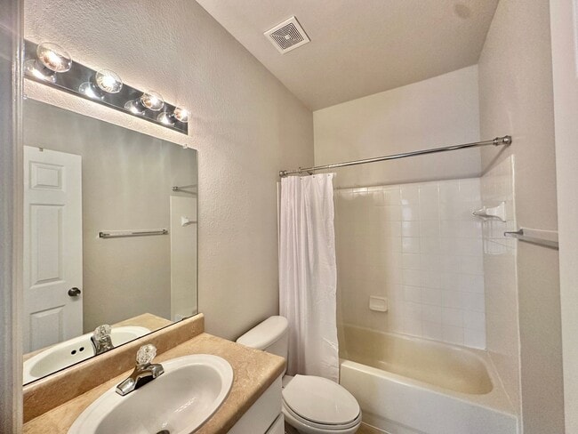 Building Photo - Stylish 2 bed, 2.5 Bath Condo in Magnolia Place | Private Garage | $1,550.00