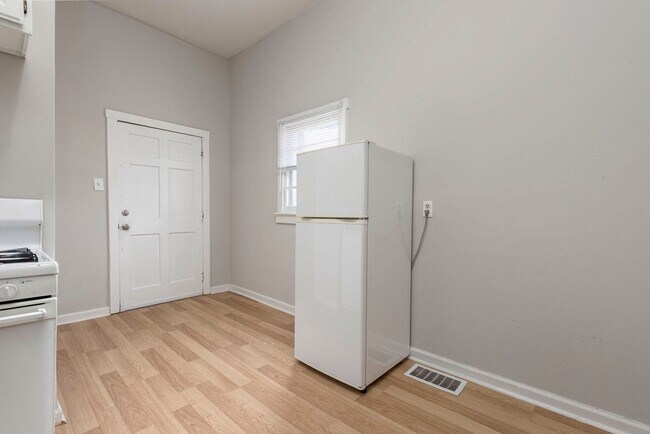 Building Photo - 726-728 W Saint Catherine Street