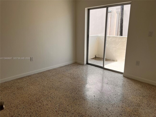 Building Photo - 928 SW 30th Ave