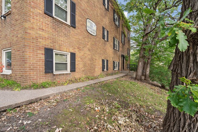 Building Photo - Spacious Top-Floor 1BR on Beautiful Iris Park!