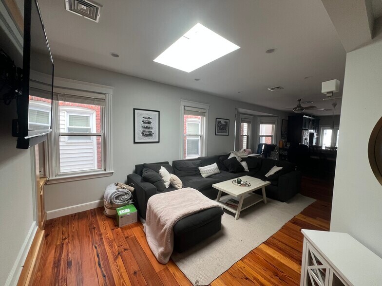 Building Photo - 733 E 3rd St