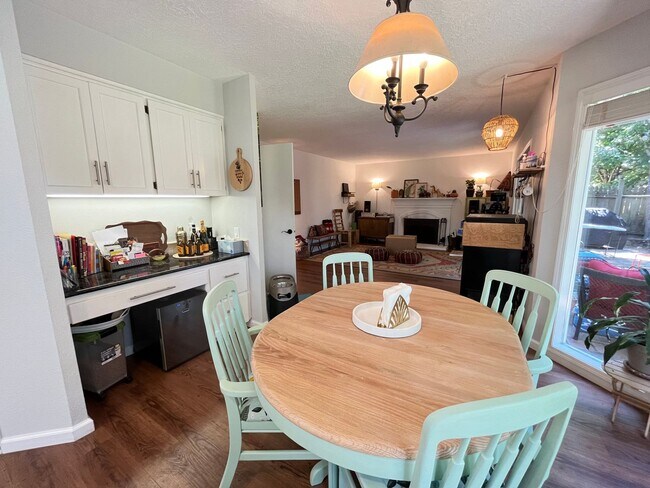 Building Photo - Beautiful 4Bd + 3Ba in Portland!! Offers Beautiful Outdoor Views and Great Gardening Backyards!!