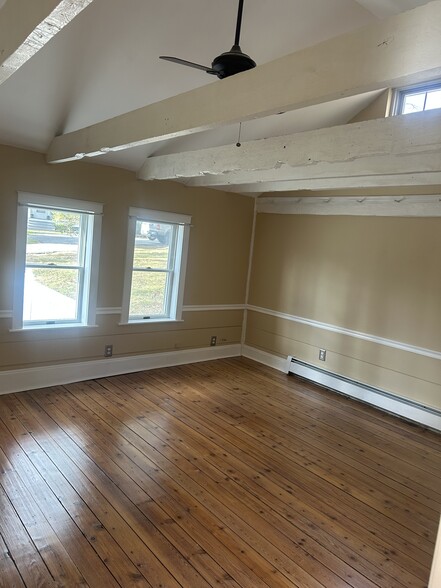 Building Photo - 303 Waterbury Hill Rd