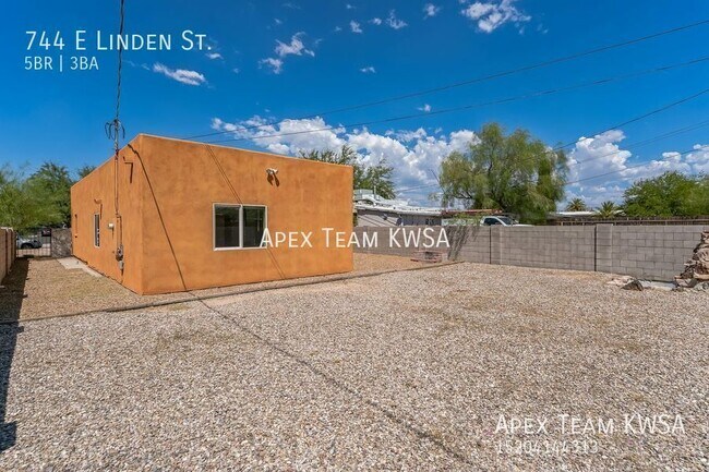 Building Photo - 744 E Linden St