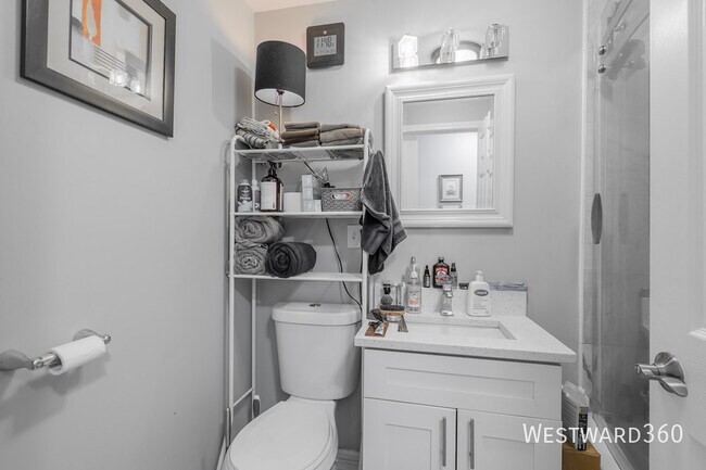 Building Photo - 1733 N Artesian Ave