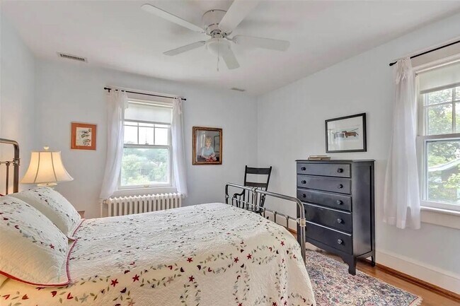 Building Photo - Charming & Pet-Friendly Downtown Gem