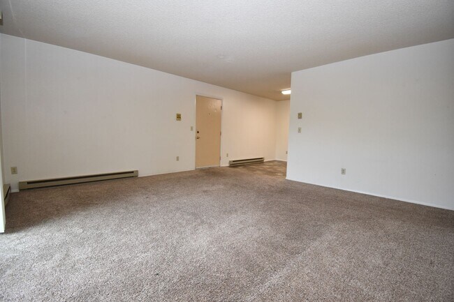 Building Photo - 2 Bedroom 1 Bath Centrally Located! Close ...