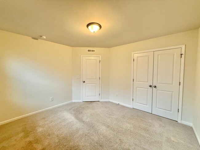 Building Photo - Stunning 3BD, 3.5BA Raleigh Townhome in the Desirable 5401 North Community Within Walking Distanc...