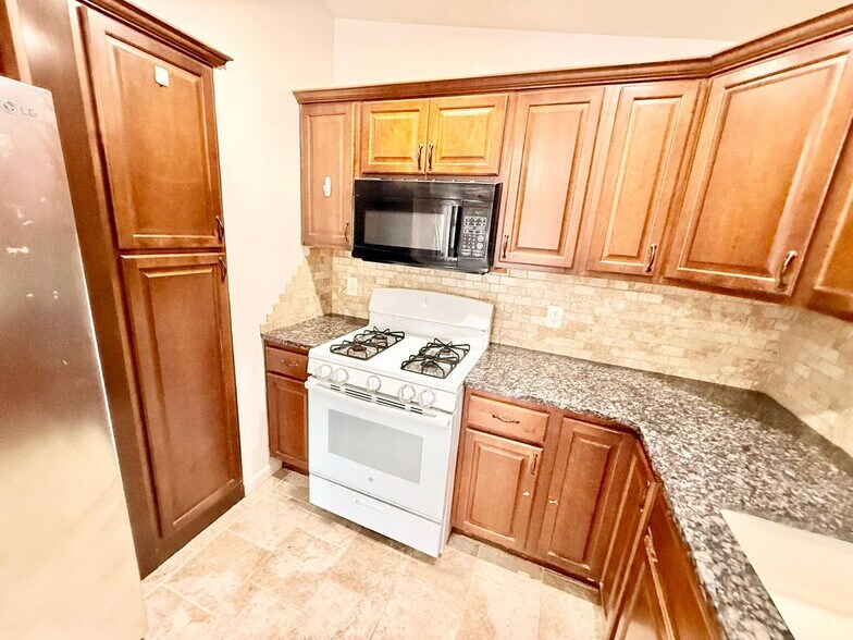 Building Photo - 30 Kayron Dr