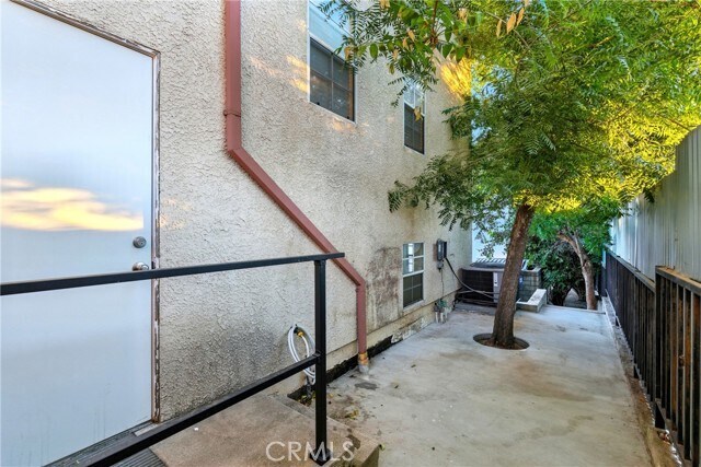 Building Photo - 10433 Plainview Ave
