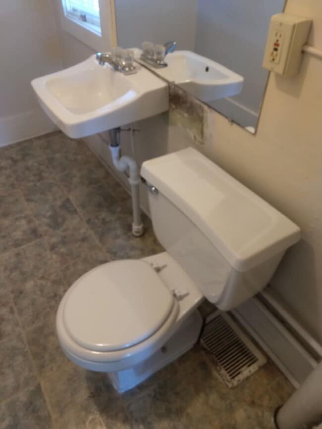 Building Photo - New Listing! 3+ bedroom/2bath Close to Everything!!