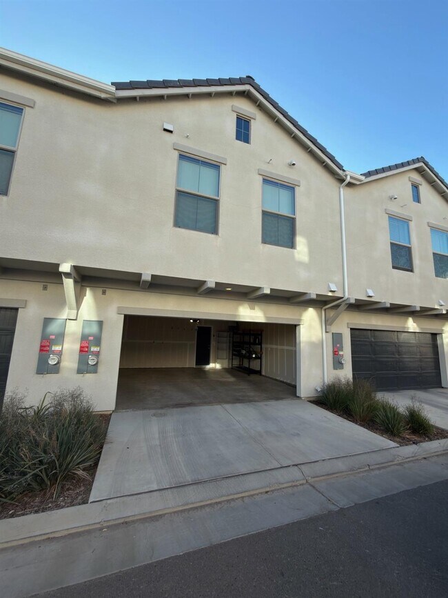 Building Photo - 2897 E Tamarind Dr