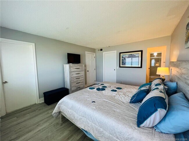 Building Photo - 10102 S Ocean Dr