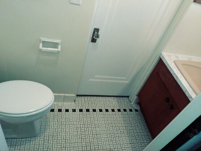 Building Photo - Comfortable 4 Bedroom Single Family Home