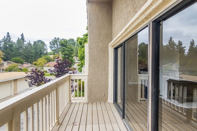 Building Photo - Beautiful two-bedroom, two-bath home in Oa...