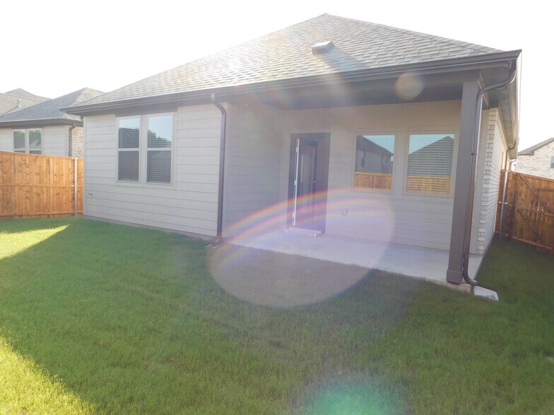 Building Photo - 519 Green Grass Dr