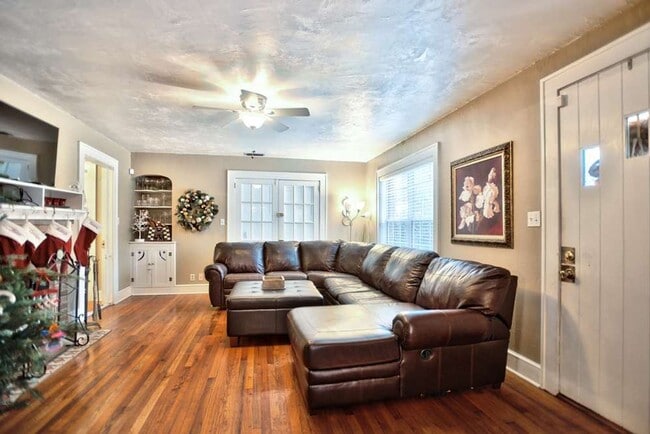 Building Photo - 4/3 House off of Bellevue! Available August 2026!