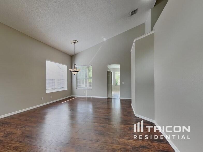 Building Photo - 2802 River Ridge Dr