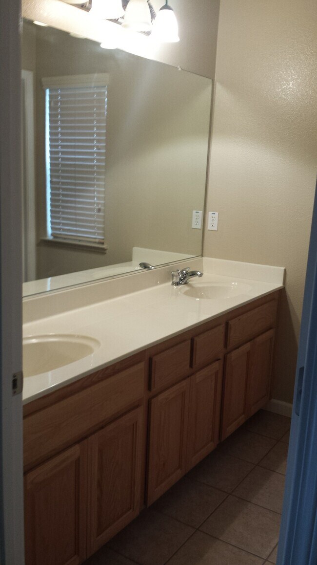 Building Photo - 1217 Fawn Lily Dr