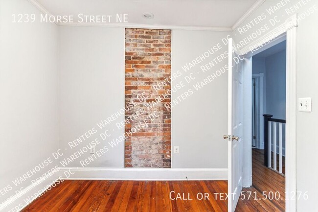 Building Photo - Charming 2-level 3Bd/1.5Bth TH W/Parking! ...