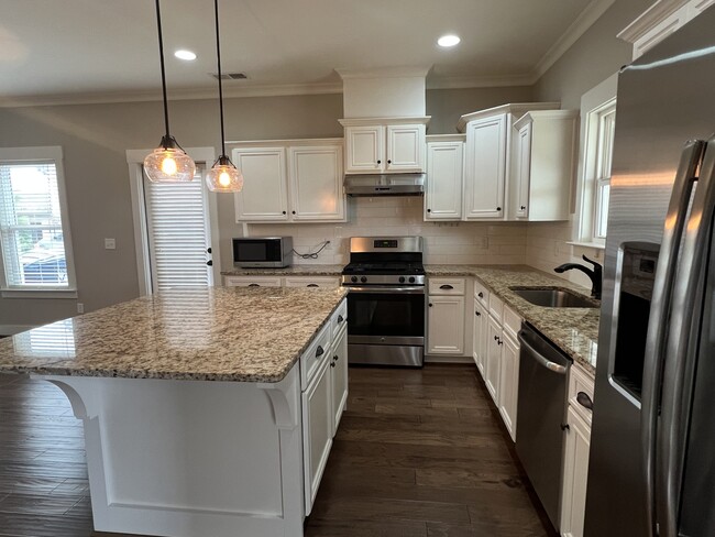 Building Photo - 5849 Longview Ln