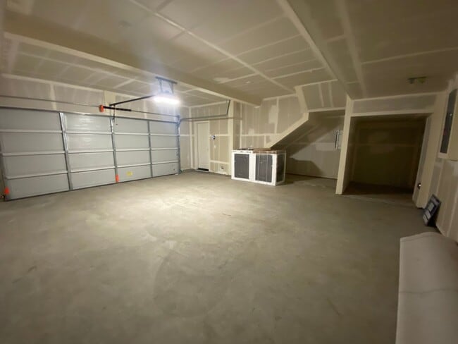 Building Photo - Boulevards End Unit Townhouse, 3 Bed / 2.5 Bath, Amenities, Close to 580 - Short term lease throu...