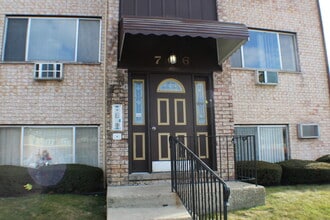 Building Photo - 706 W Ivanhoe Ln