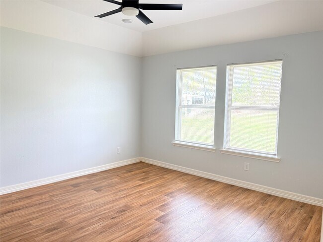 Building Photo - 16210 Longwood Spr