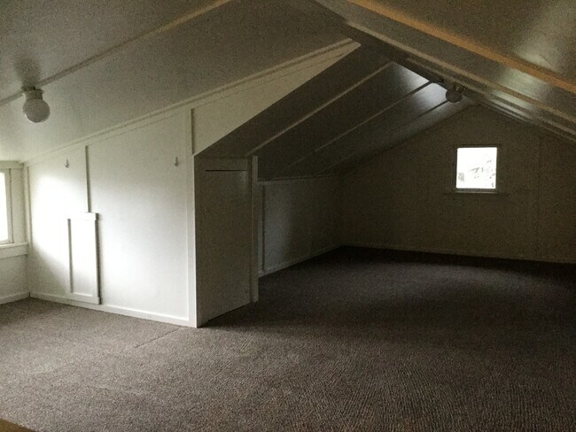 Building Photo - 3 bed/1 bath house