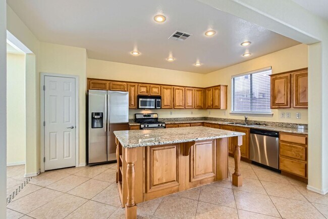 Building Photo - Beautiful 3 bedroom in Tuscany  community