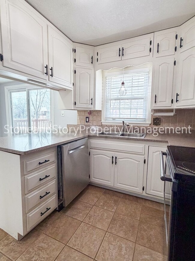 Building Photo - 4 bedroom 2 bath on quiet street in Briarwood