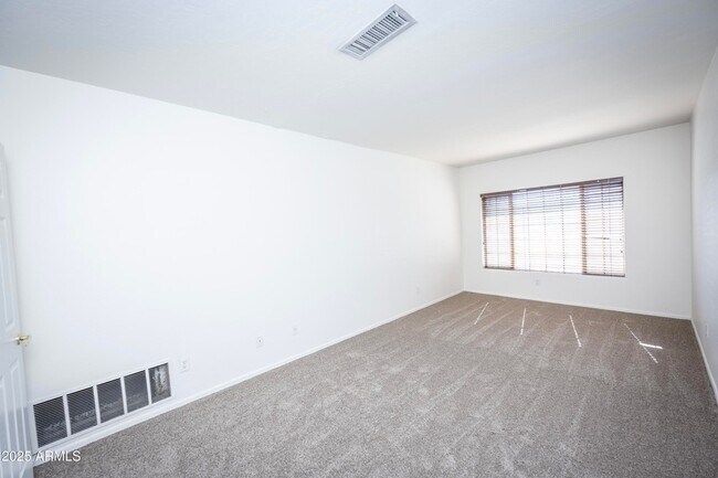 Building Photo - 3844 E Kings Ave