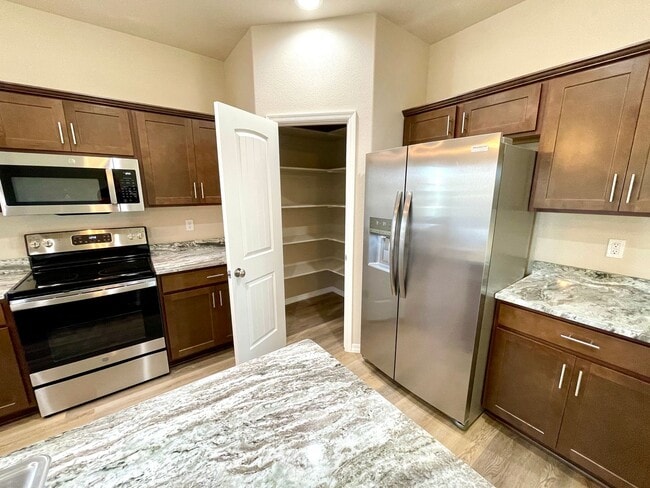 Building Photo - Beautiful 2024 Built 3 Bedroom Home in Leg...