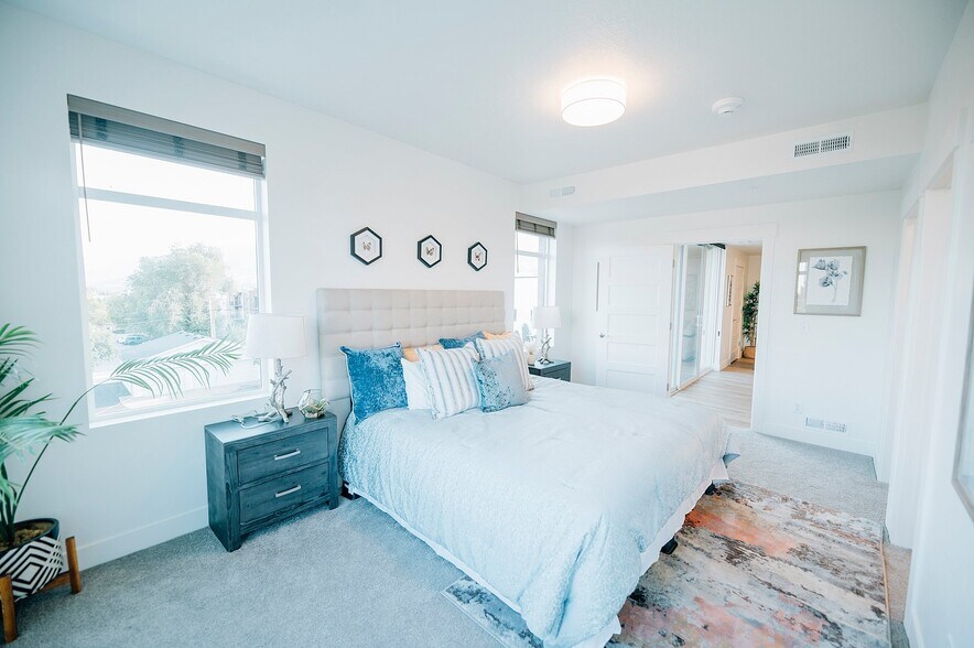 Building Photo - 43 W 400 S