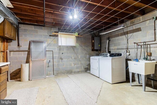 Building Photo - 6627 Hazel Ln