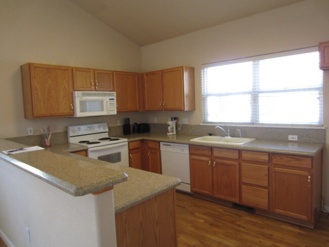 Building Photo - MOVE IN SPECIAL! Move in before July 1, 2026 Receive $300 off of 1st Months Rent.  2br/ 2ba Townh...