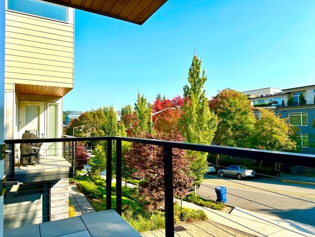 Building Photo - 2Bd/2.5Ba Kirkland Townhouse