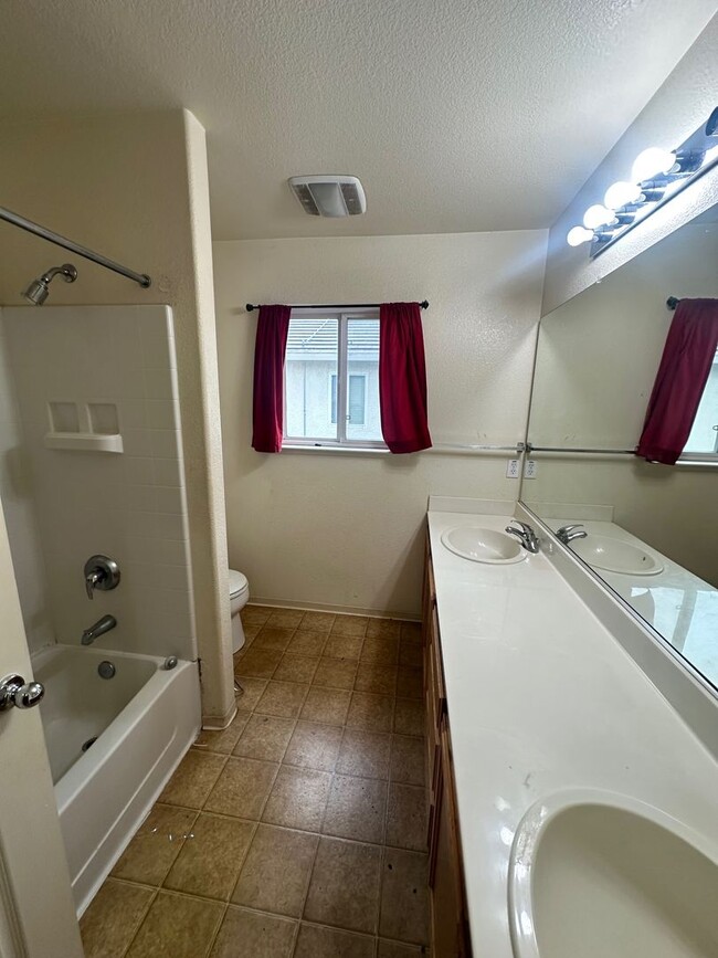 Building Photo - Spacious 2 Story Home In North Stockton