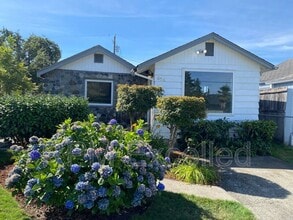 Building Photo - 824 6th St SE