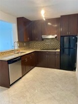 Building Photo - 450 Palm Cir W