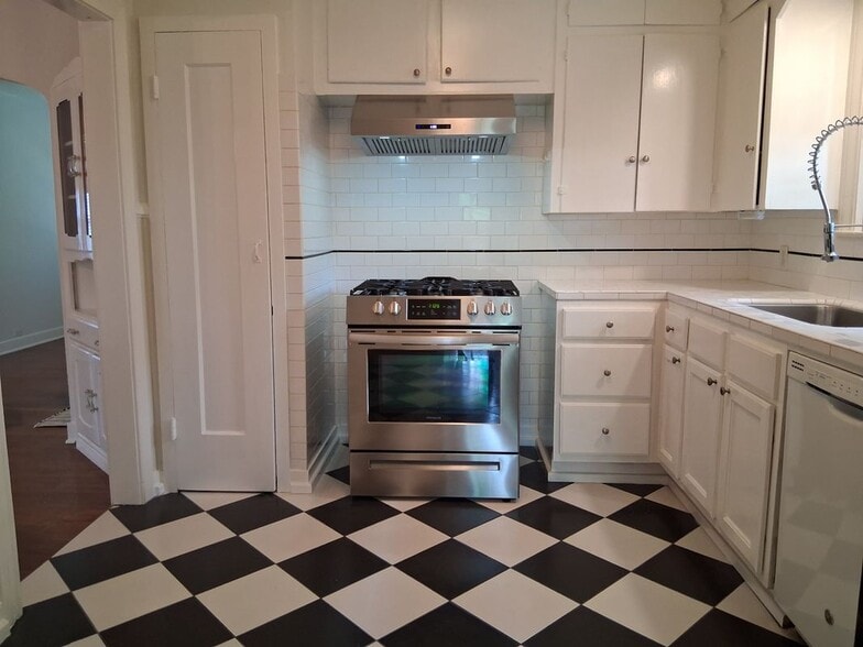 Building Photo - 315 W Ridgewood Ct