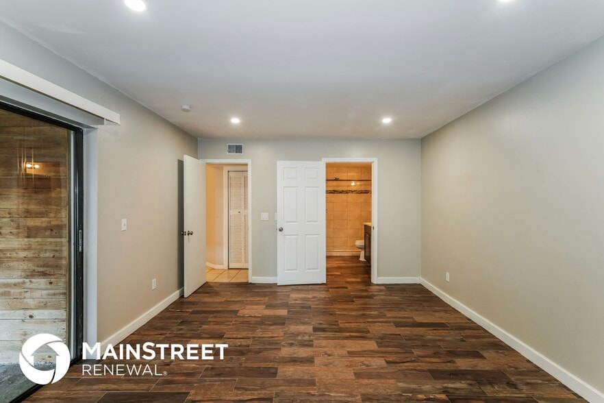 Building Photo - 1805 Lk Crst Ave