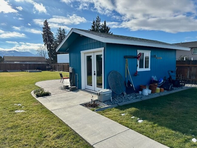 Building Photo - Charming 2 bed/1 bath home with extra larg...