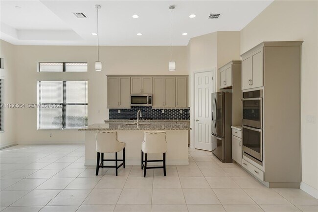 Building Photo - 11815 Leon Cir N