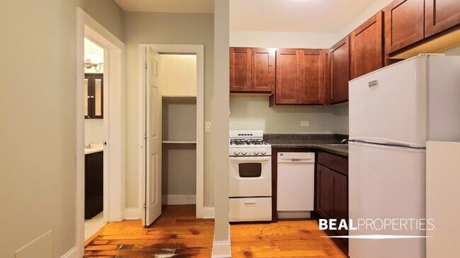 Building Photo - 0 bedroom in CHICAGO IL 60657