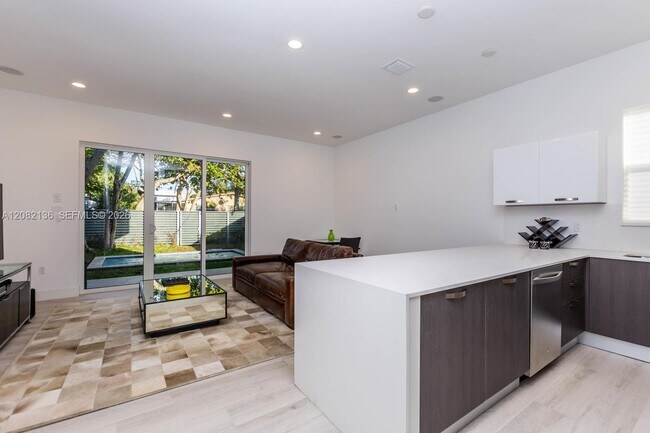 Building Photo - 2875 SW 33rd Ct