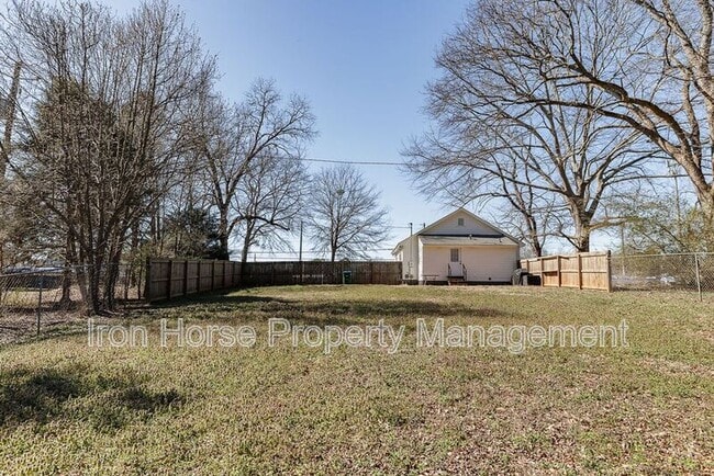 Building Photo - 2084 Broad St